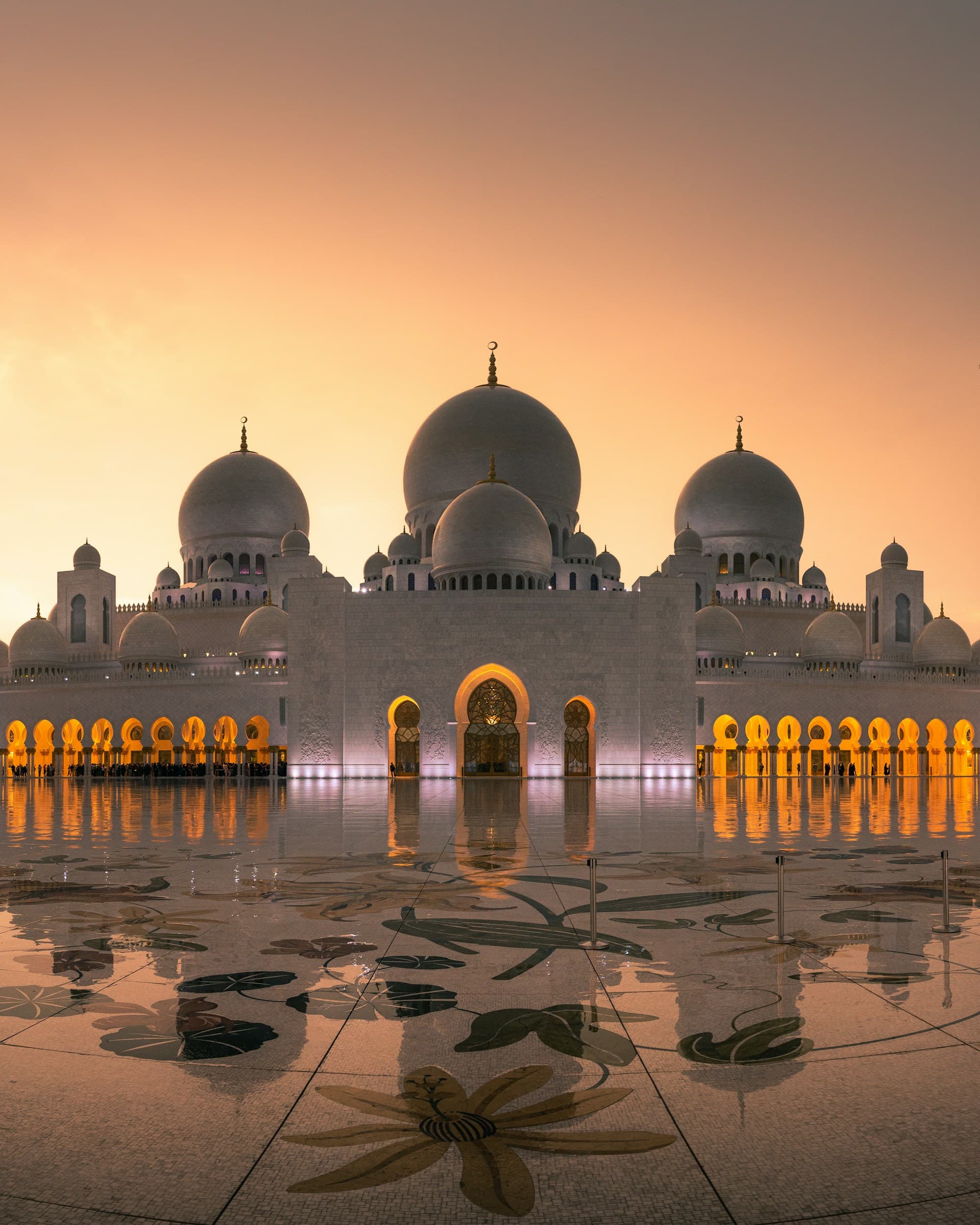 Image of Sheikh Zayed Grand Mosque in Abu Dhabi, UAE